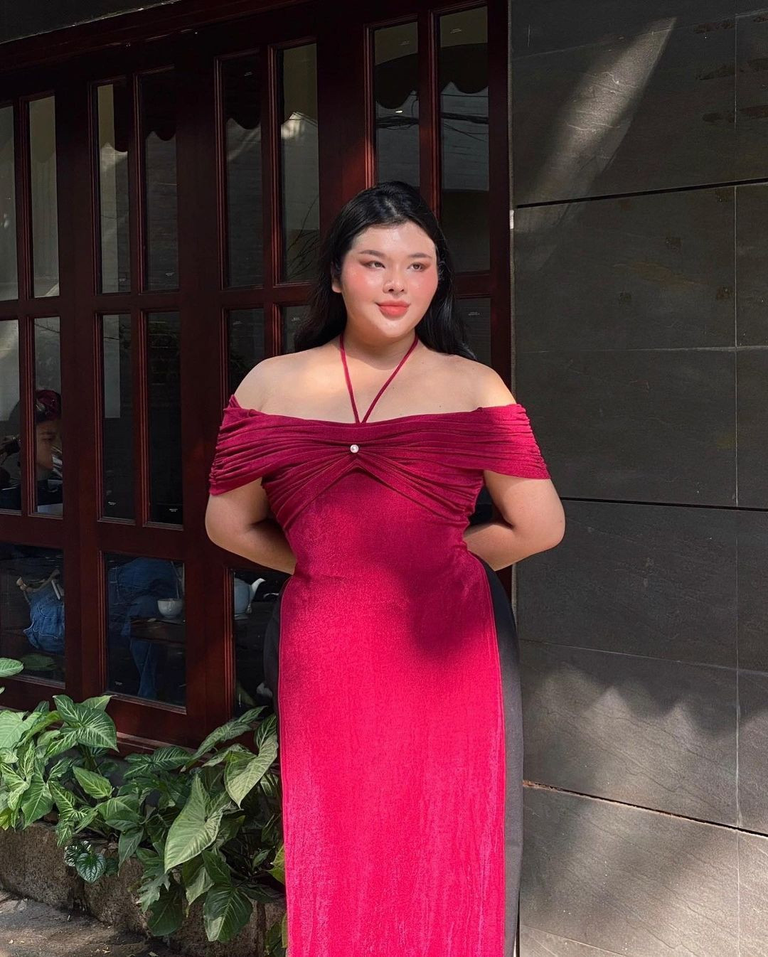 Trước Tường San, Huy Hoàng cũng từng đảm nhận vai trò phiên dịch cho Hoa hậu Dịu Thảo tại Miss International Queen 2023. (Ảnh: IGNV)