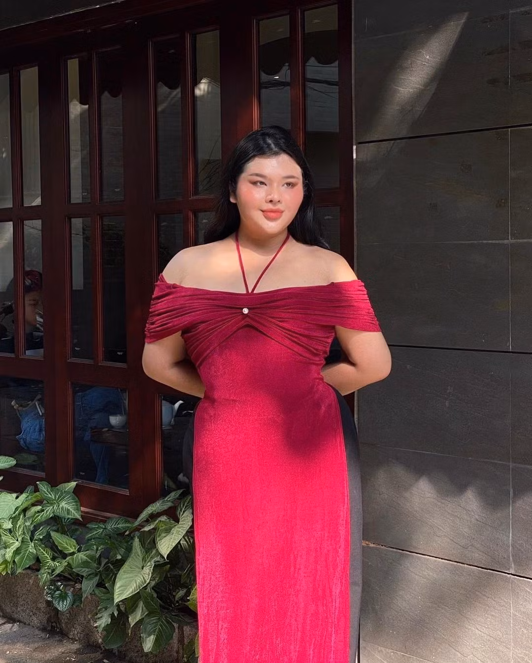 Trước Tường San, Huy Hoàng cũng từng đảm nhận vai trò phiên dịch cho Hoa hậu Dịu Thảo tại Miss International Queen 2023. (Ảnh: IGNV)