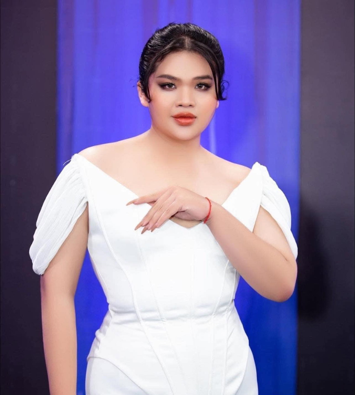 Được biết, cô nàng có màn chuyển ngữ cực mượt, góp phần giúp Tường San có danh hiệu Á hậu là Huy Hoàng - người đẹp chuyển giới sinh năm 2003.