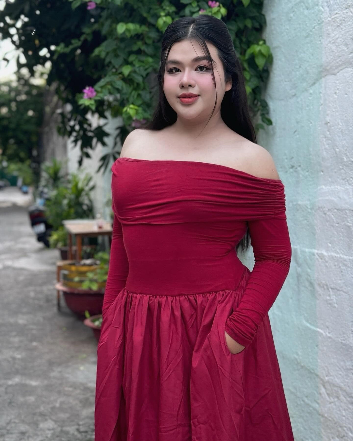 Trước khi đến với ngành giải trí, Huy Hoàng từng là sinh viên ngành quan hệ công chúng tại Trường đại học Văn Lang cùng thành tích IELTS 7.5. Cô nàng đã từng làm diễn giả, đại sứ cho nhiều dự án trong và ngoài nước.