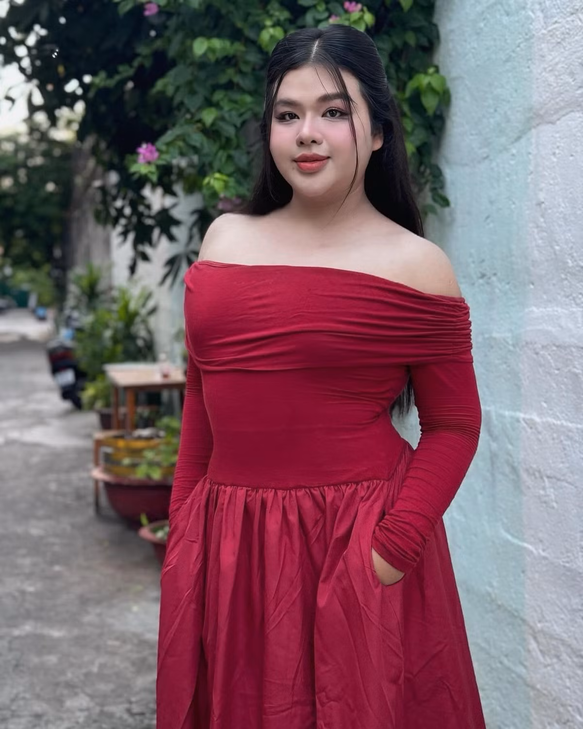 Trước khi đến với ngành giải trí, Huy Hoàng từng là sinh viên ngành quan hệ công chúng tại Trường đại học Văn Lang cùng thành tích IELTS 7.5. Cô nàng đã từng làm diễn giả, đại sứ cho nhiều dự án trong và ngoài nước.