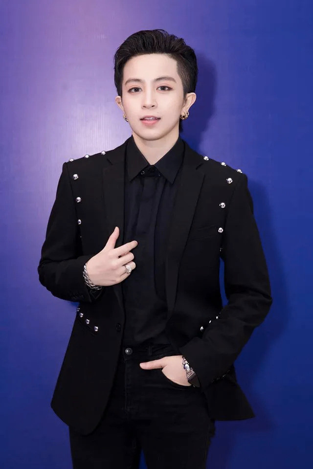 Nhìn ngoại hình lịch lãm của Gil Lê hiện tại... (Ảnh: FB Gil Lê)