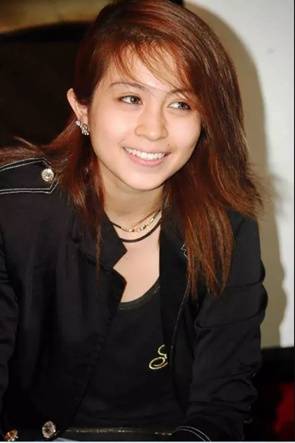 Với sự tư vấn của giám khảo và chuyên gia trong chương trình "Sáng bừng sức sống", Gil Lê từng bước từng bước thay đổi kiểu tóc và gu ăn mặc. Những chiếc áo sơ mi kiểu unisex, cà vạt, giày thể thao và mũ lưỡi trai đinh được Gil Lê sử dụng triệt để trong quyết tâm “chuyển giới” cho ngoại hình của mình. (Ảnh: Facebook)