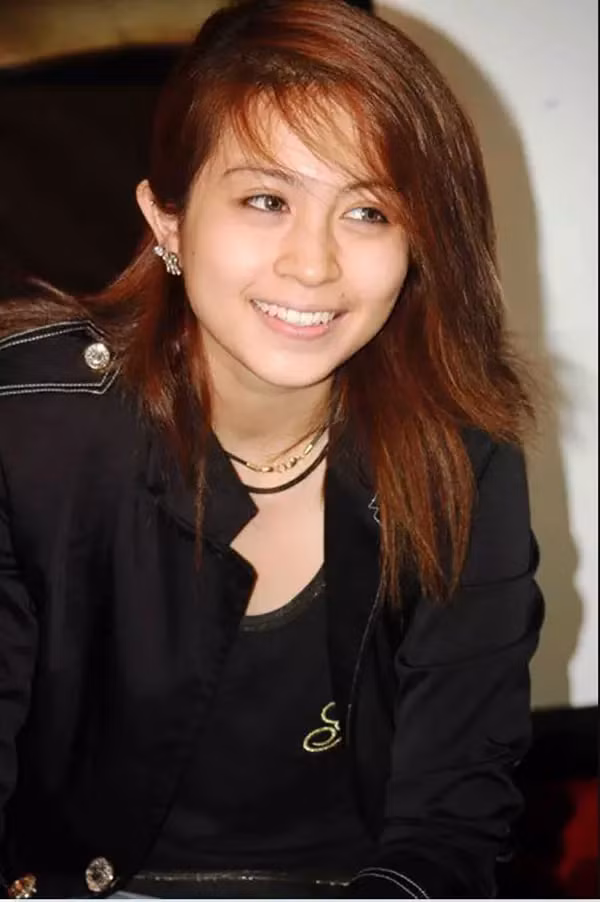 Với sự tư vấn của giám khảo và chuyên gia trong chương trình "Sáng bừng sức sống", Gil Lê từng bước từng bước thay đổi kiểu tóc và gu ăn mặc. Những chiếc áo sơ mi kiểu unisex, cà vạt, giày thể thao và mũ lưỡi trai đinh được Gil Lê sử dụng triệt để trong quyết tâm “chuyển giới” cho ngoại hình của mình. (Ảnh: Facebook)