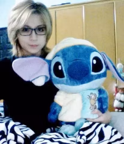 Năm 2011, Gil Lê đăng ký tham gia chương trình truyền hình thực tế Sáng bừng sức sống, cuộc thi nhằm tìm kiếm một Girl Band. Ngày đầu tiên xuất hiện trong vòng sơ loại, Gil Lê vẫn là một cô gái tóc dài đầy mạnh mẽ. (Ảnh: Facebook)