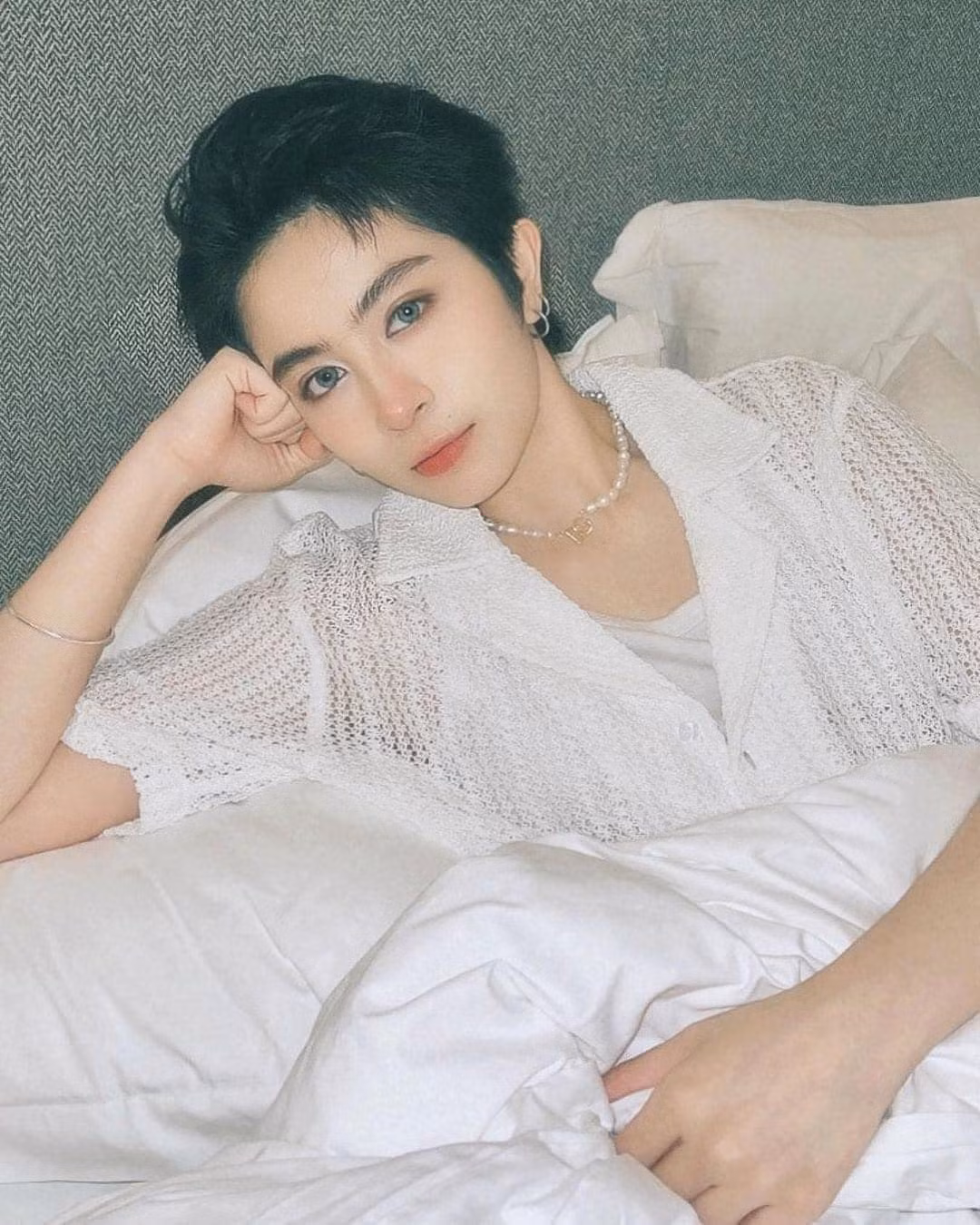 Gần đây, Gil Lê gây chú ý khi vướng tin đồn hẹn hò người đẹp Xoài Non. Cặp đôi được bắt gặp có nhiều hành động thân mật khi đi chơi thể thao. (Ảnh: FB Gil Lê)