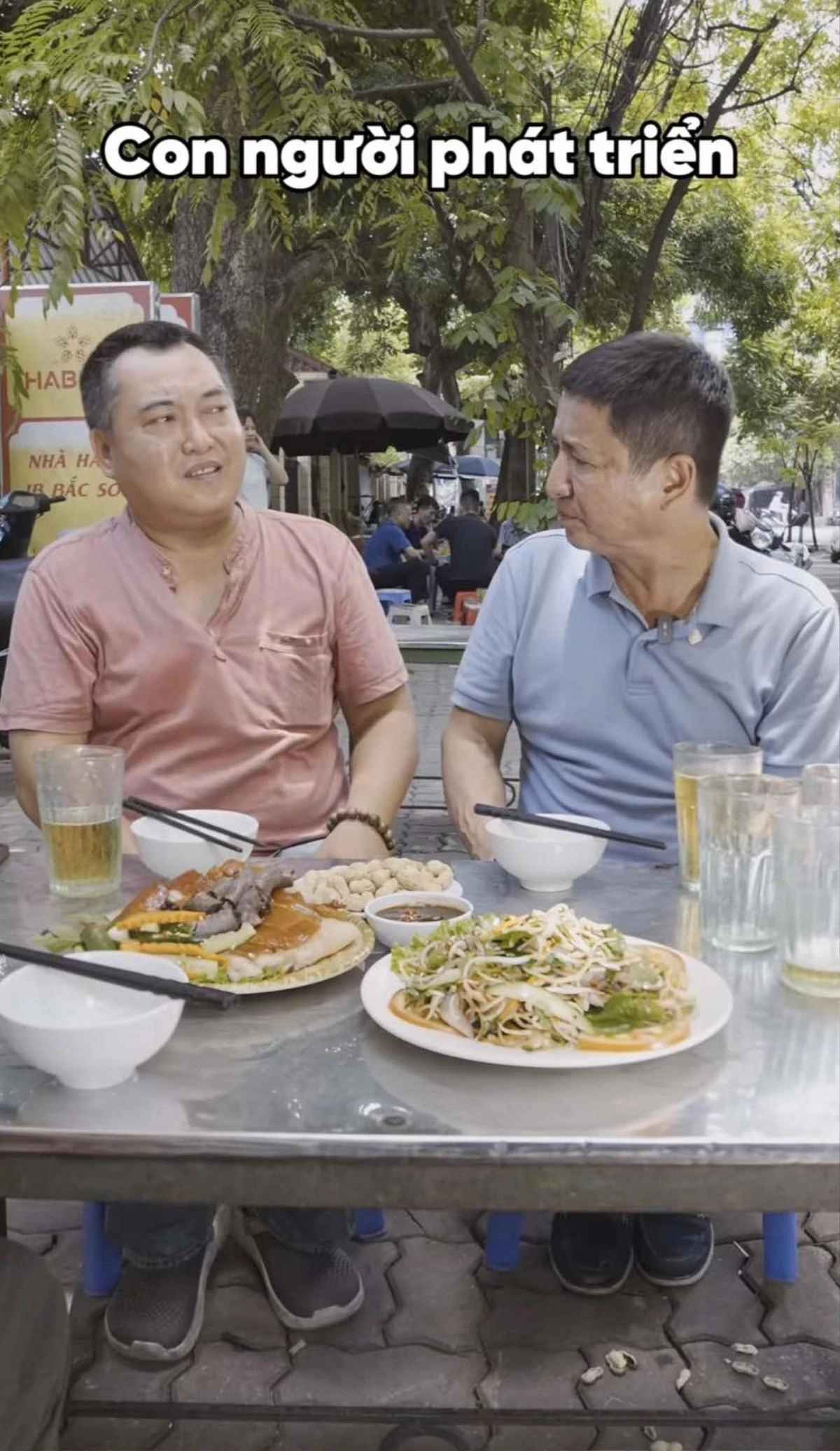 Mới đây, trên kênh TikTok của NSƯT Chí Trung đã đăng tải video ghi lại khoảnh khắc gặp gỡ MC Lưu Minh Vũ và nhanh chóng nhận được sự quan tâm của đông đảo khán giả, thu hút hơn triệu lượt xem.