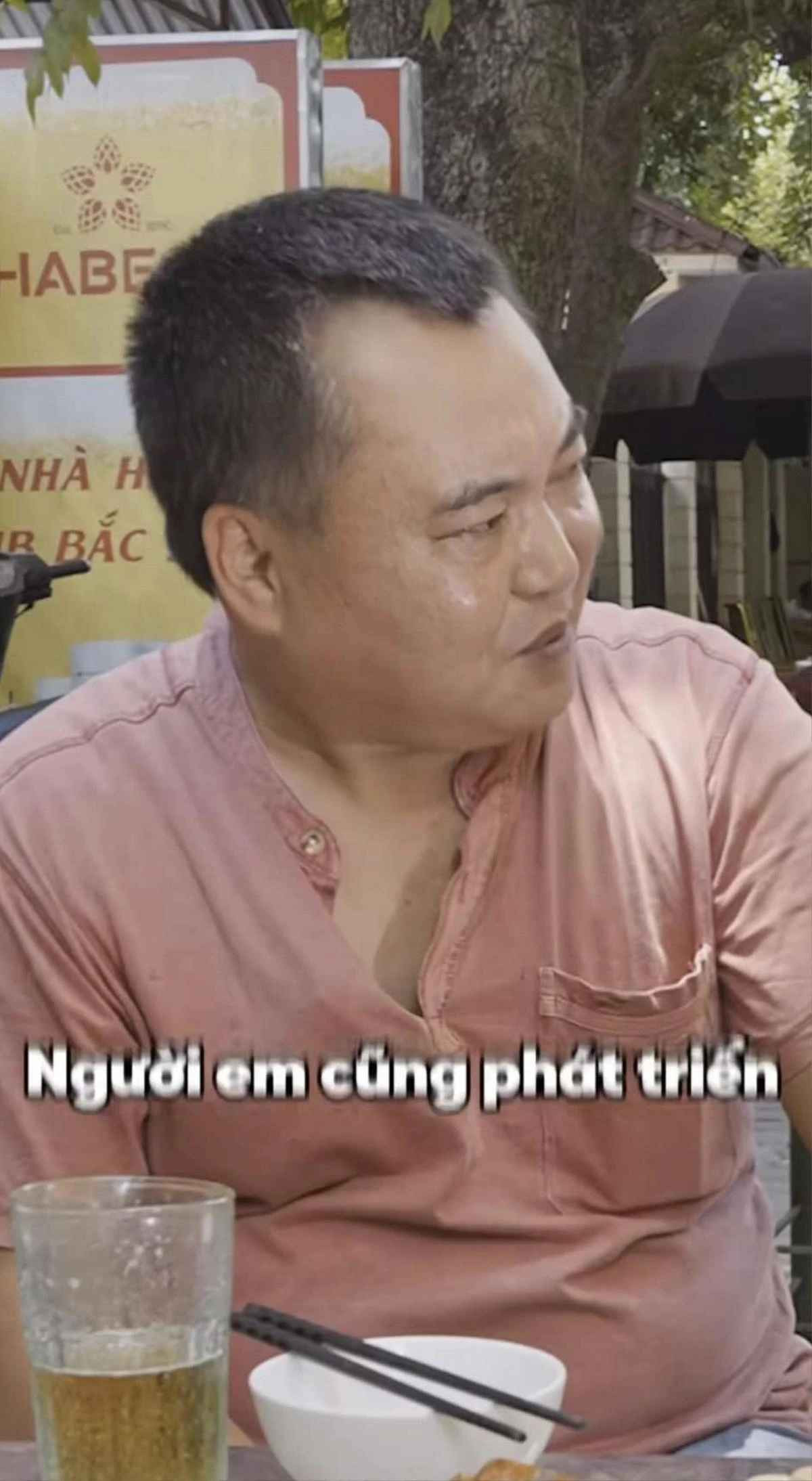 Sau nhiều năm vắng bóng trước truyền thông, MC chương trình Hãy Chọn Giá Đúng xuất hiện với vẻ ngoài đơn giản và ngồi ở quán lề đường cùng NSƯT Chí Trung.