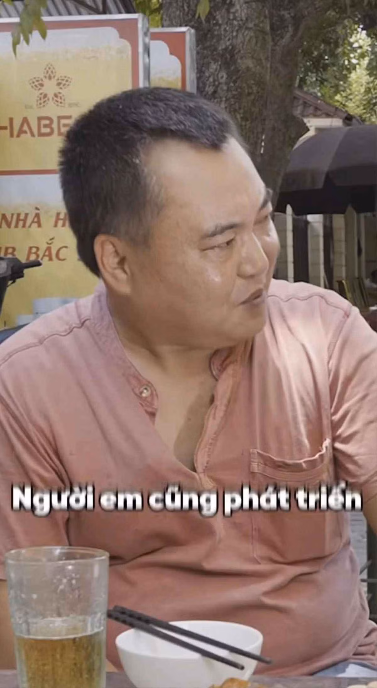 Sau nhiều năm vắng bóng trước truyền thông, MC chương trình Hãy Chọn Giá Đúng xuất hiện với vẻ ngoài đơn giản và ngồi ở quán lề đường cùng NSƯT Chí Trung.