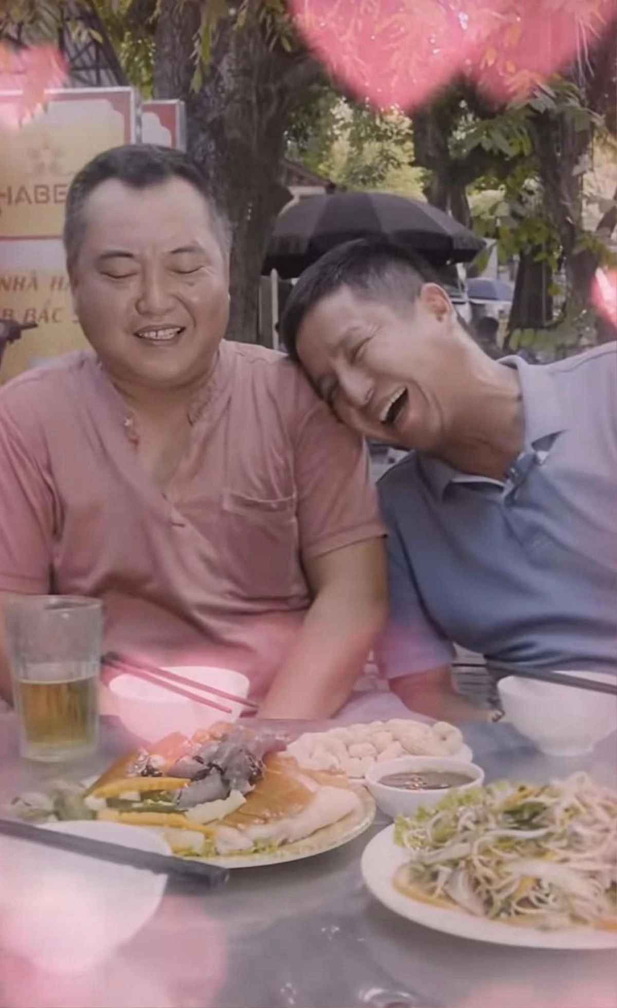 Vốn có mối quan hệ thân thiết lâu năm, “Táo Giao thông” trêu MC Lưu Minh Vũ: "Hồi làm Hãy chọn giá đúng, khán giả bảo Lưu Minh Vũ đẹp trai lắm. Sao bây giờ xấu trai thế?".