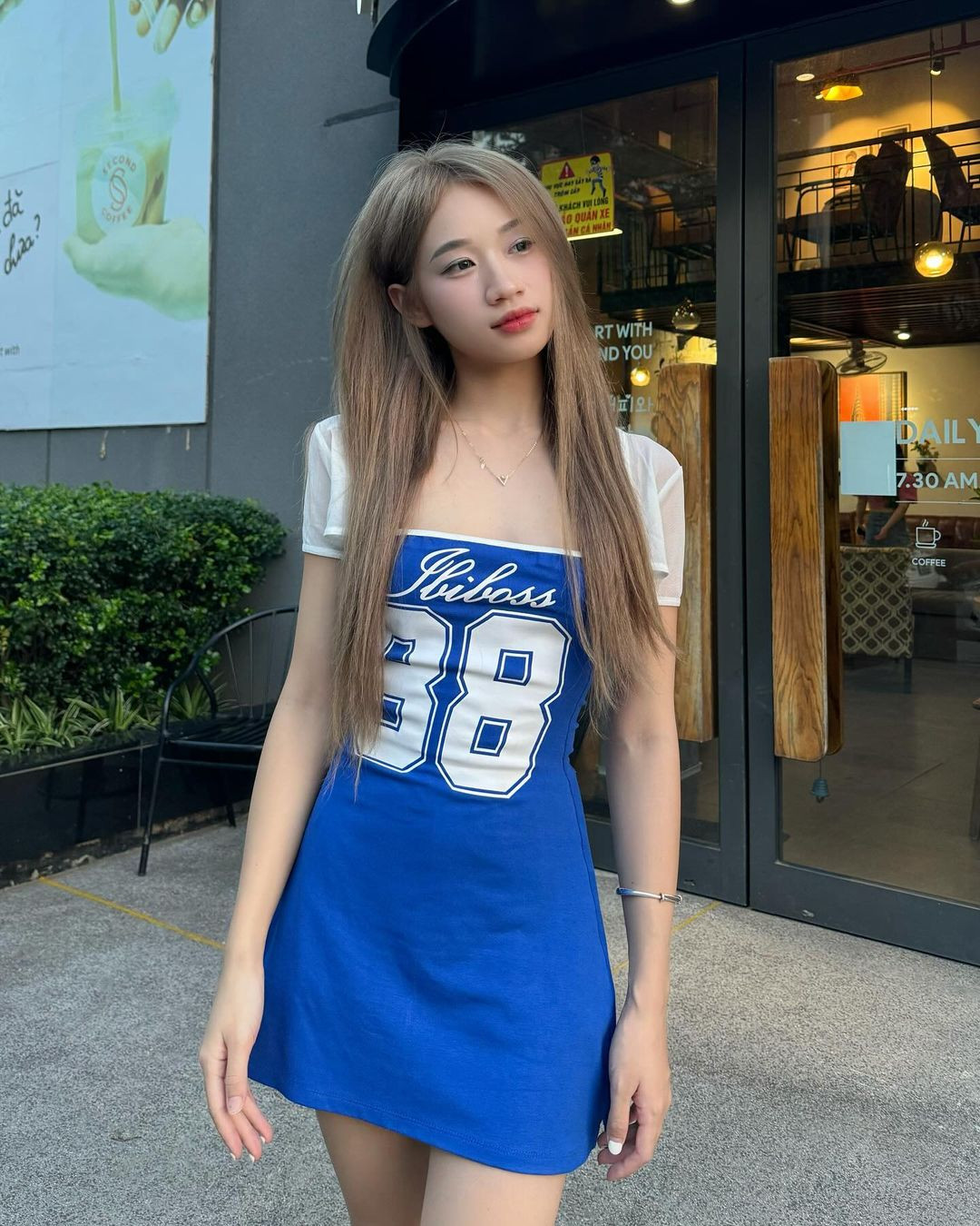 Trước loạt thông tin đó, Hoàng Lan Anh từng phải vừa lên livestream vừa khóc. Cô nàng cầu xin cộng đồng mạng không nhắc về quá khứ: "Không ai sinh ra được chọn gia đình, mong mọi người đừng bàn tán về bố mẹ mình nữa, nhất là khi bố mình cũng không còn." "Mình chỉ muốn sống cái cuộc sống bình yên thôi".