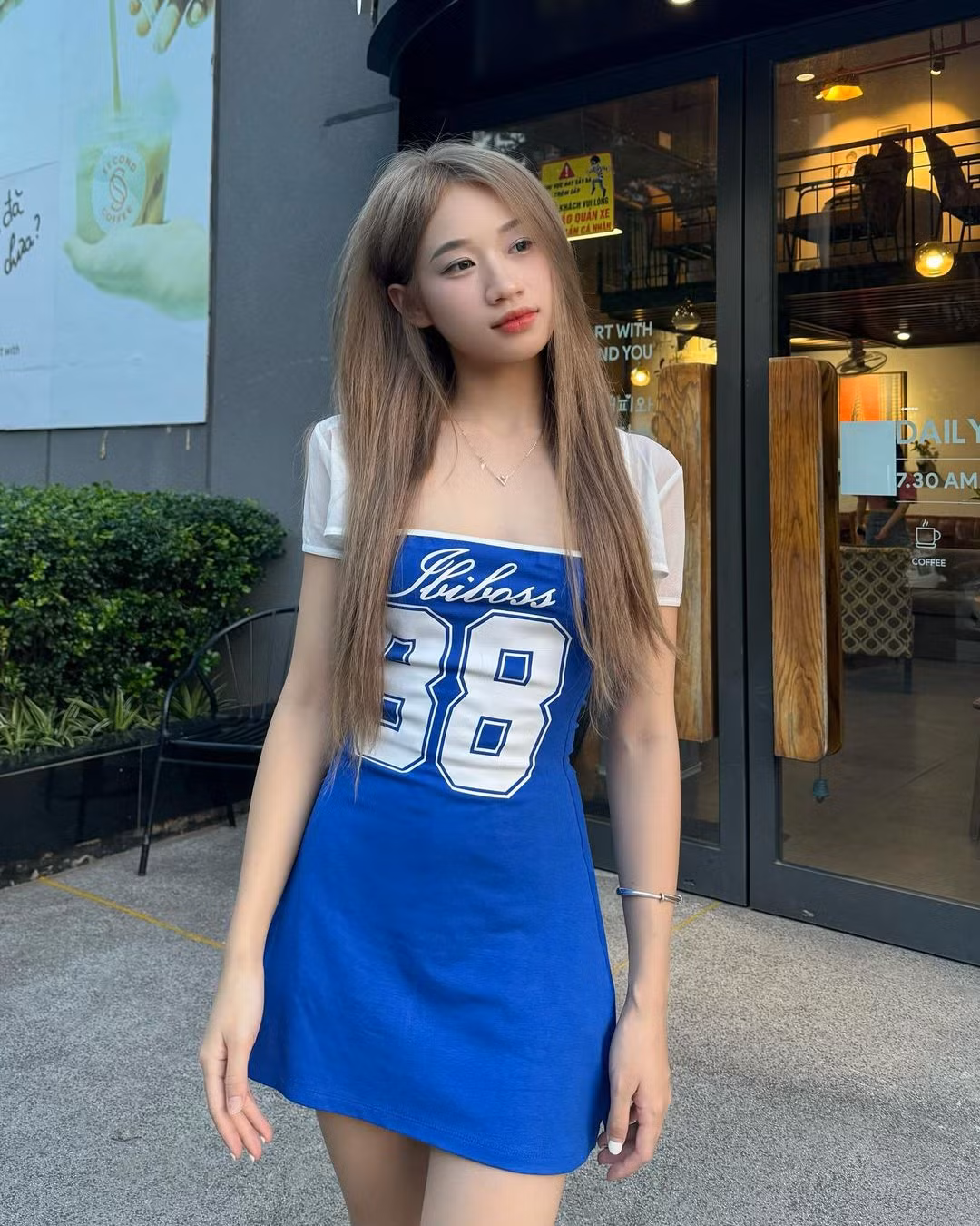 Trước loạt thông tin đó, Hoàng Lan Anh từng phải vừa lên livestream vừa khóc. Cô nàng cầu xin cộng đồng mạng không nhắc về quá khứ: "Không ai sinh ra được chọn gia đình, mong mọi người đừng bàn tán về bố mẹ mình nữa, nhất là khi bố mình cũng không còn." "Mình chỉ muốn sống cái cuộc sống bình yên thôi".