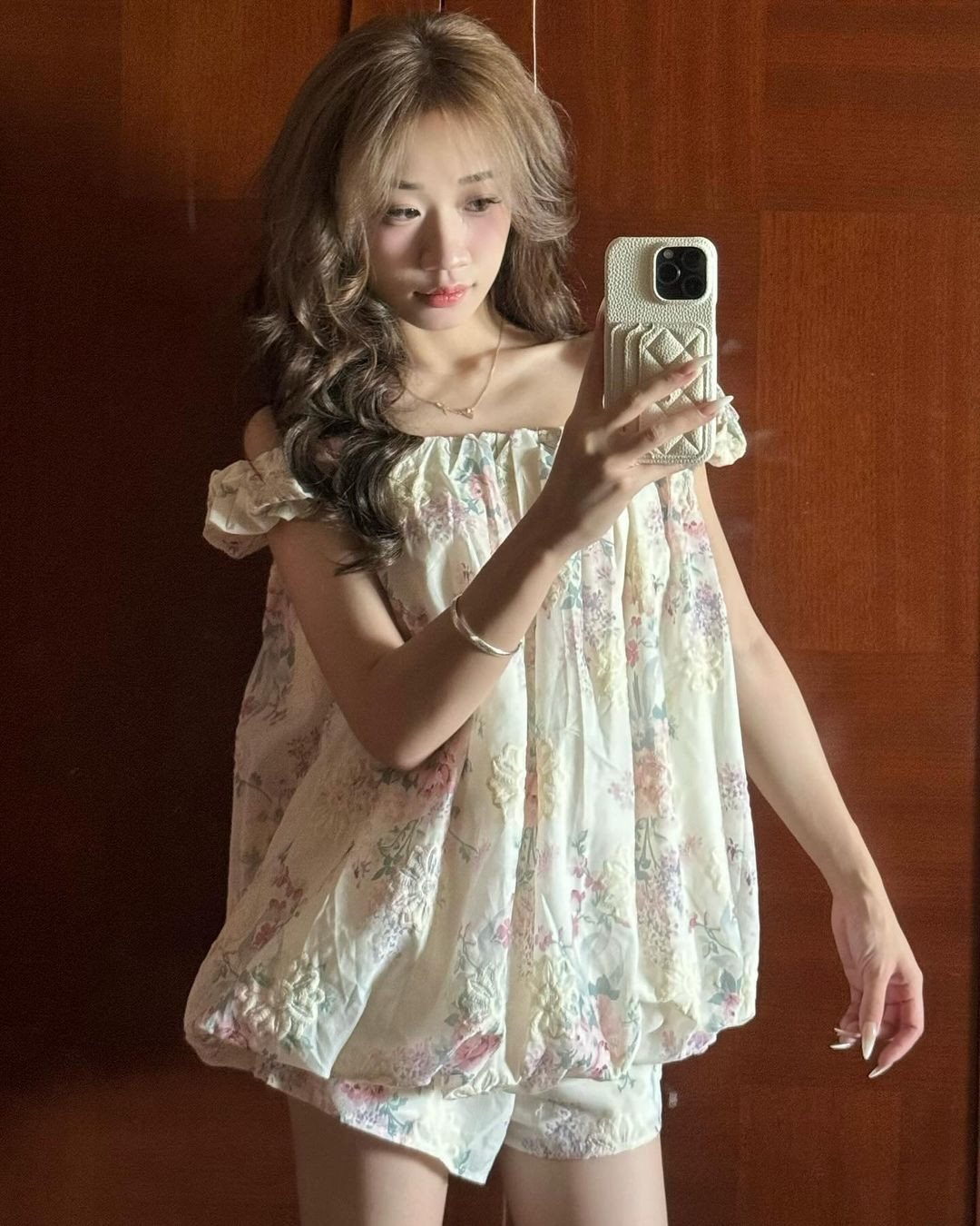 Sau ồn ào đó, Hoàng Lan Anh có vẻ lặng lẽ hơn trước, trên trang cá nhân, cô nàng cũng ít đăng tải những tấm ảnh diện bikini hơn trước