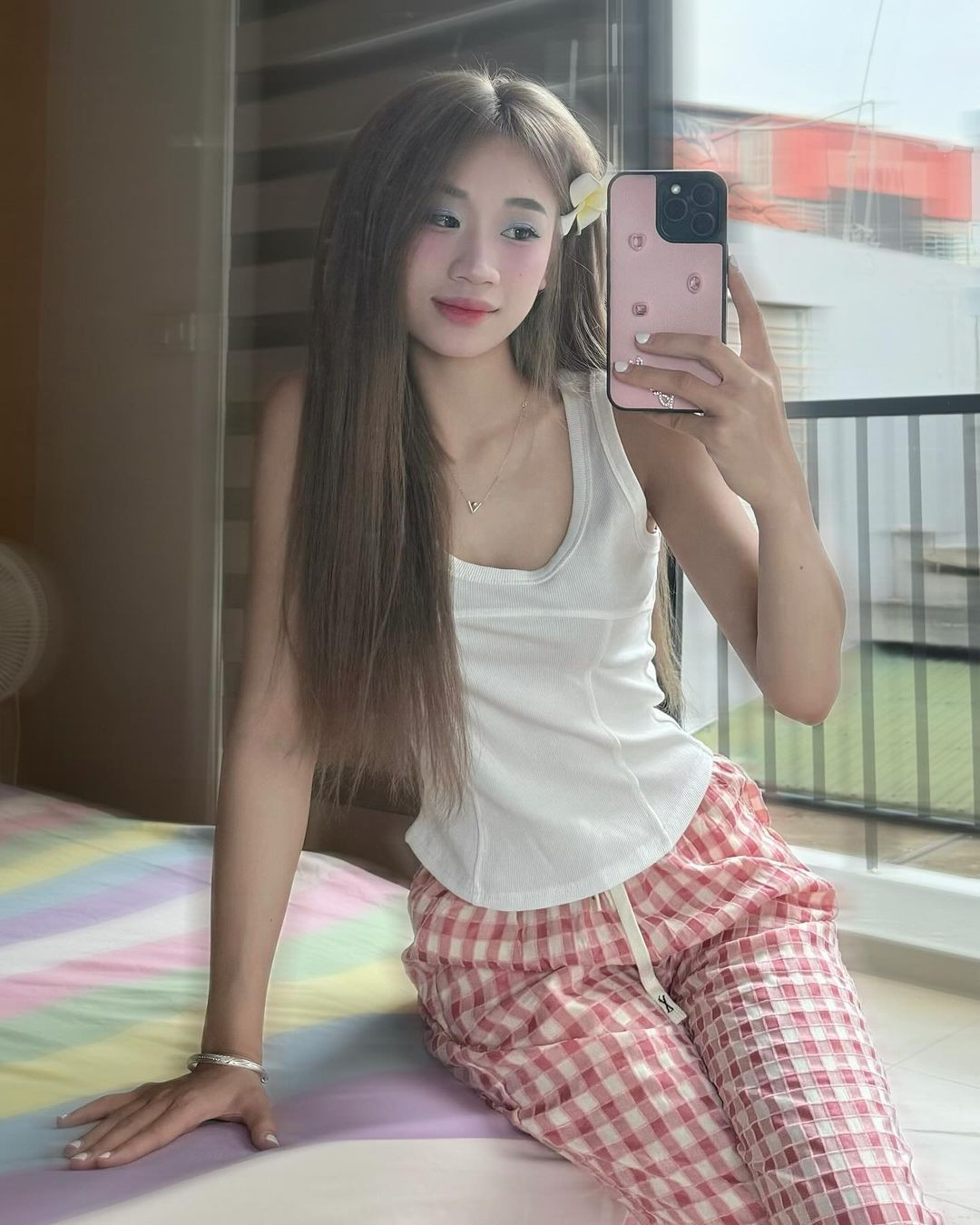 Hoàng Lan Anh theo đuổi phong cách trưởng thành, quyến rũ.