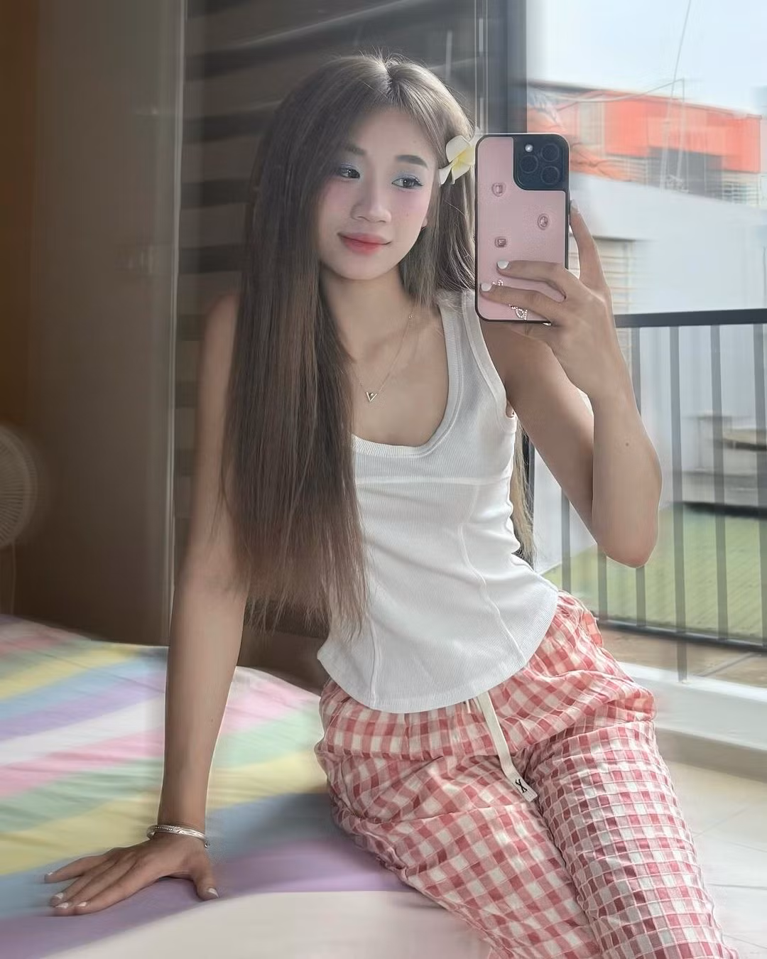 Hoàng Lan Anh theo đuổi phong cách trưởng thành, quyến rũ.