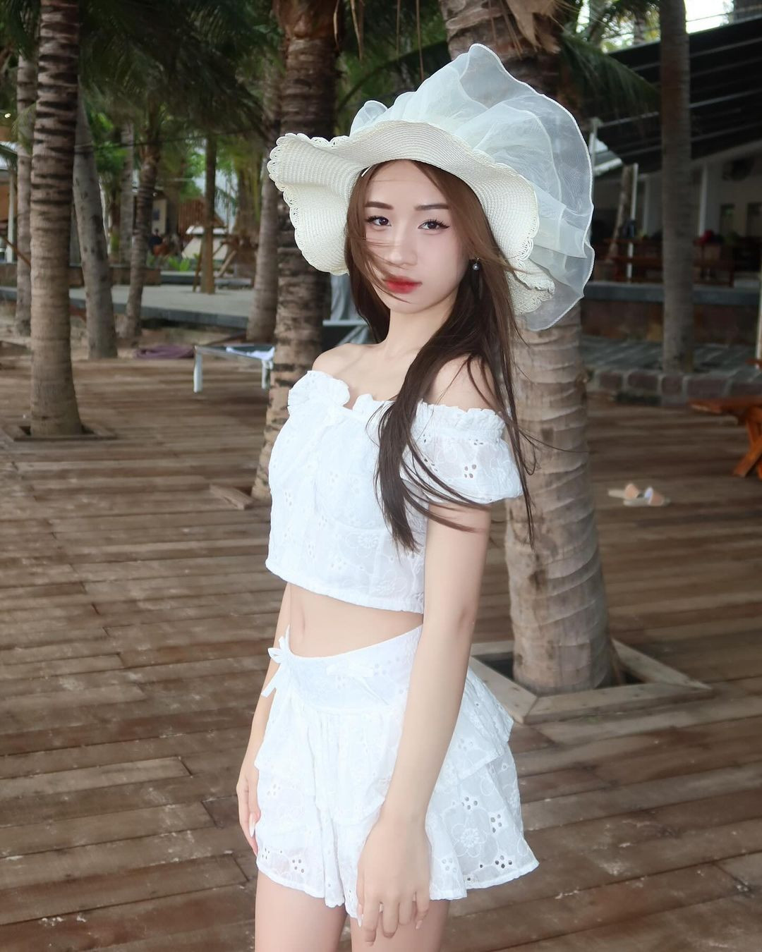 Cô nàng sở hữu thân hình mảnh mai cùng gương mặt xinh xắn.