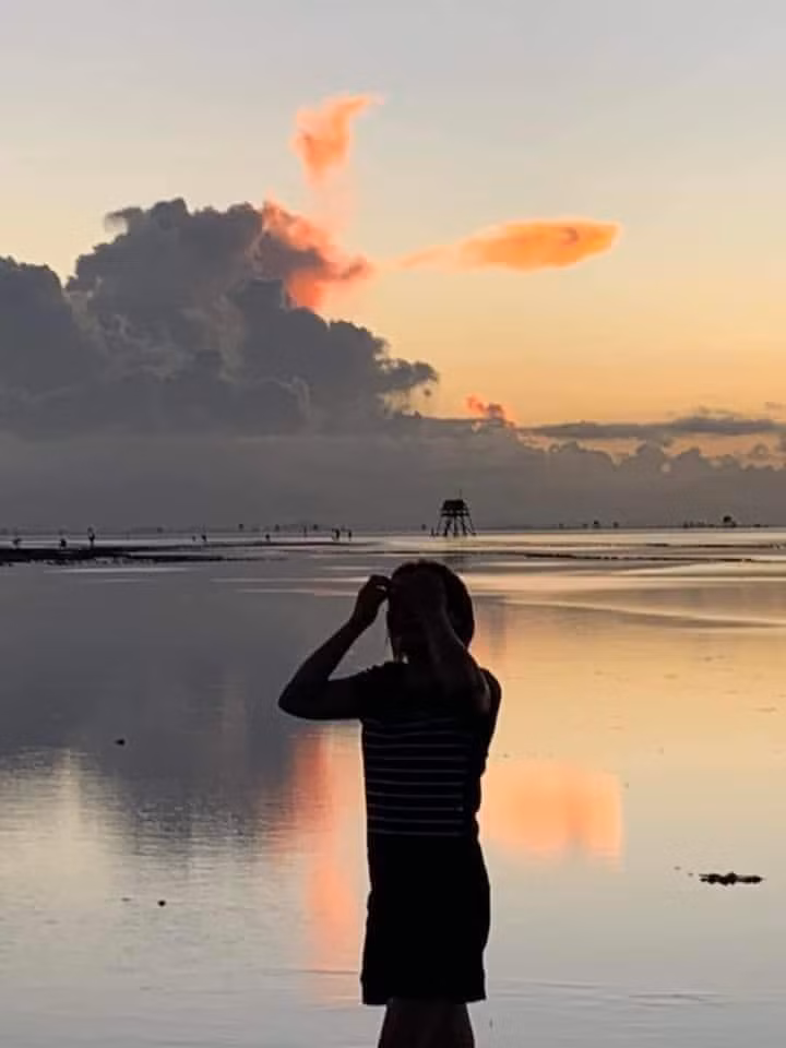 Cảnh tượng có thể quan sát rất rõ với những người có mặt ở biển vô cực. Sự tiếp giáp giữa mặt nước, bầu trời, ánh sáng tạo nên khung cảnh như tranh vẽ.