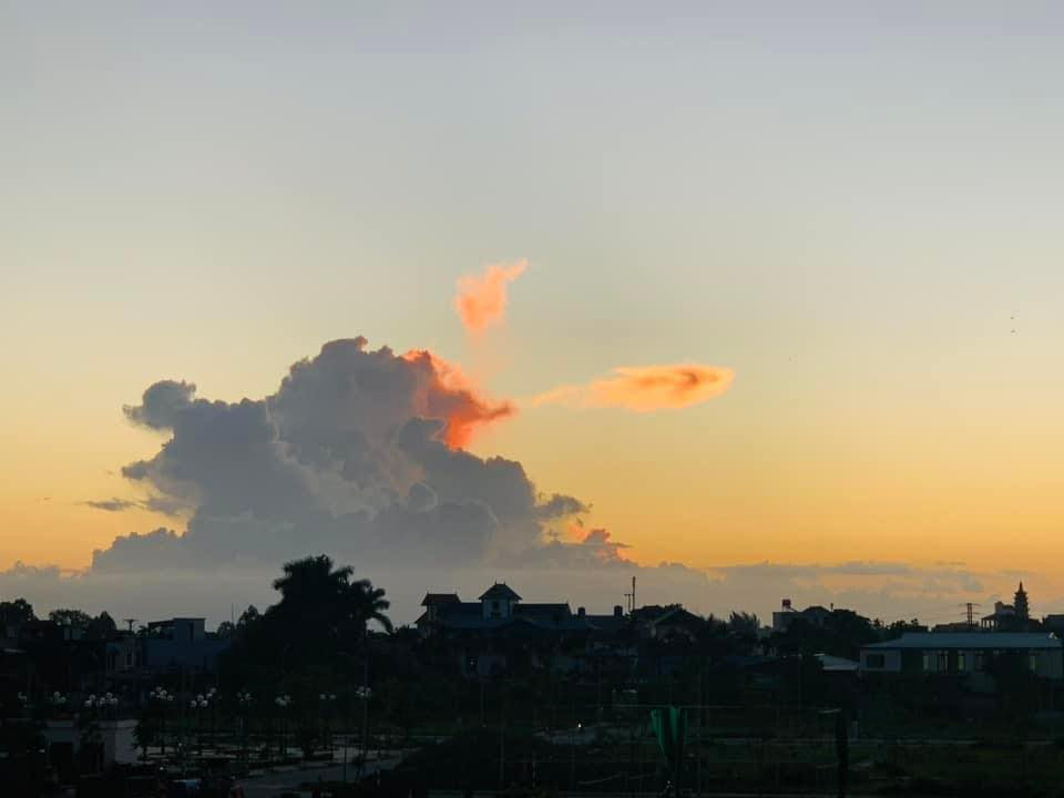 Người dân ở các khu vực gần đó cũng chụp lại được hình ảnh độc lạ này.