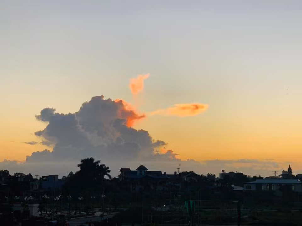 Người dân ở các khu vực gần đó cũng chụp lại được hình ảnh độc lạ này.