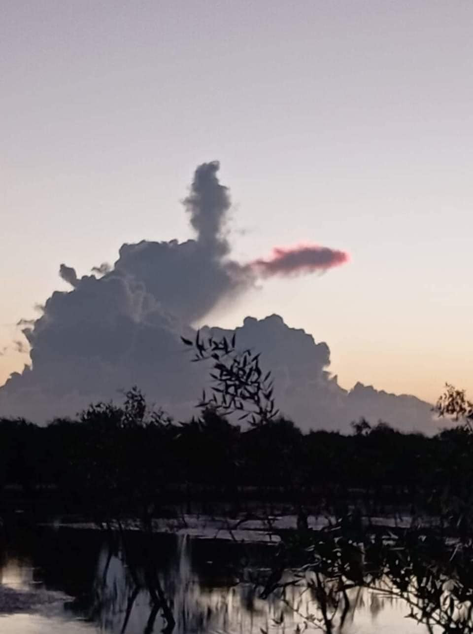 Được biết, đám mây này xuất hiện khoảng thời gian tầm 10 phút, khi một đám mây nhỏ màu đỏ dần dần lộ ra sau đám mây khổng lồ phía chân trời. (Ảnh: Tổng hợp Facebook)