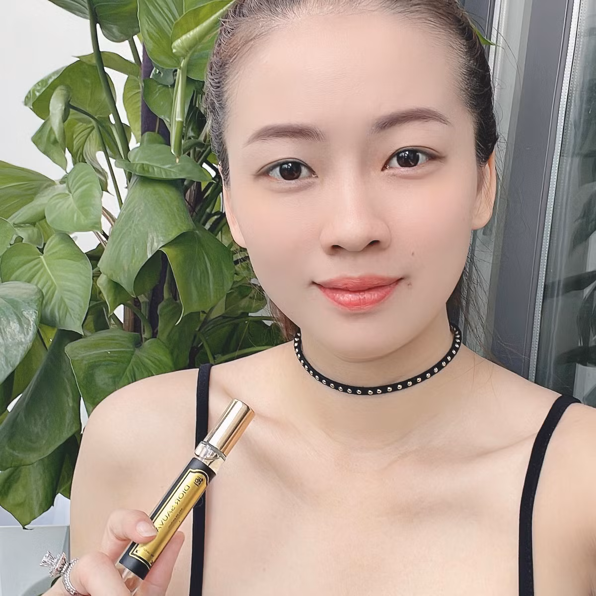 Dù vậy, nữ chính MV vẫn gây ấn tượng với khán giả nhờ ngoại hình xinh đẹp, nét diễn xuất tự nhiên.