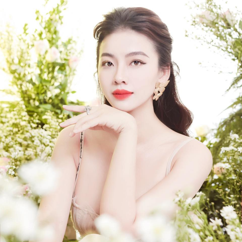 Bẵng đi một thời gian dài, cô nàng đảm nhận vai chính MV của Hồ Quang Hiếu ngày ấy bây giờ đã trở thành chủ thương hiệu spa đình đám. Cô gái ấy là Emily Thảo Như, tên thật là Vương Thảo Như.