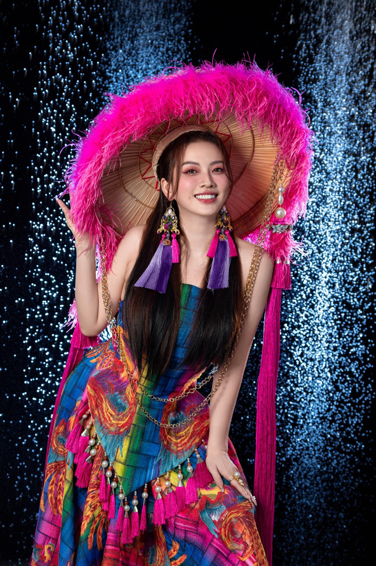 Tuy nhiên cô nàng vẫn giữ được nụ cười tươi tắn rạng ngời cùng chiếc má lúm duyên dáng.