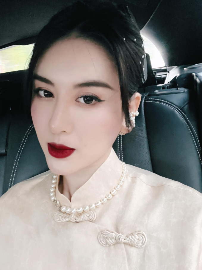 Đầu năm 2023, người đẹp SN 1994 bất ngờ chia sẻ hình ảnh tổ chức hôn lễ tại chùa, danh tính về chú rể vẫn được giấu kín. Nàng cựu hot girl chỉ diện áo dài truyền thống đơn giản trong lễ cưới nhưng vẫn đầy cuốn hút.