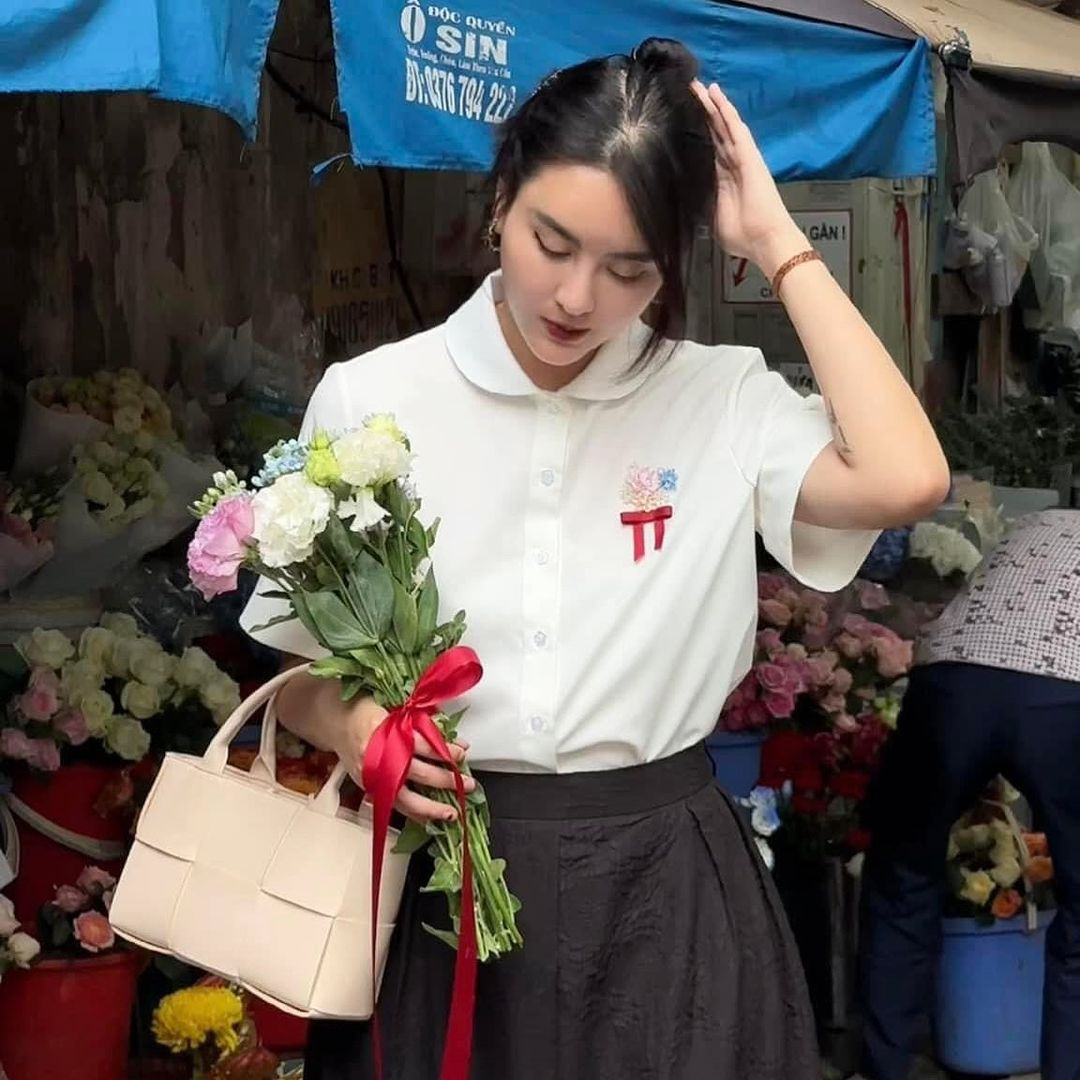 Cô nàng cũng làm mẫu cho chính shop thời trang của mình.