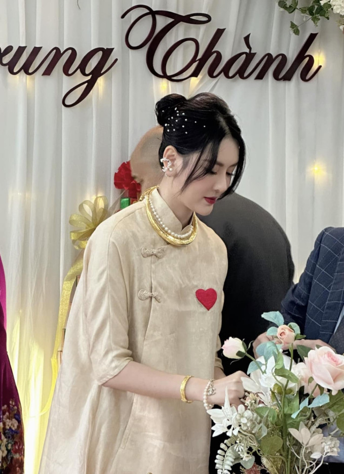 Hà Lade từng công khai hẹn hò với Kiên Ứng và một thiếu gia nức tiếng. Nếu như chuyện tình kết thúc với Kiên Ứng khá êm ả thì mối tình với nam thiếu gia lại ồn ào hơn. Hà Lade không ngại công khai lý do tan vỡ do bạn trai có người thứ ba, “ăn vụng không biết chùi mép”. Sau đó, cô nàng đã kín tiếng hơn trong chuyện tình cảm.