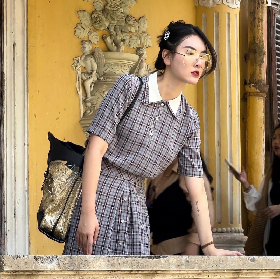 Người đẹp sinh năm 1994 sở hữu bộ sưu tập thời trang xa xỉ. Hà Lade thường xuyên xuất hiện cùng trang phục, túi xách hàng hiệu đắt đỏ đến từ nhiều nhà mốt nổi tiếng như Louis Vuitton, Chanel, Dior,...