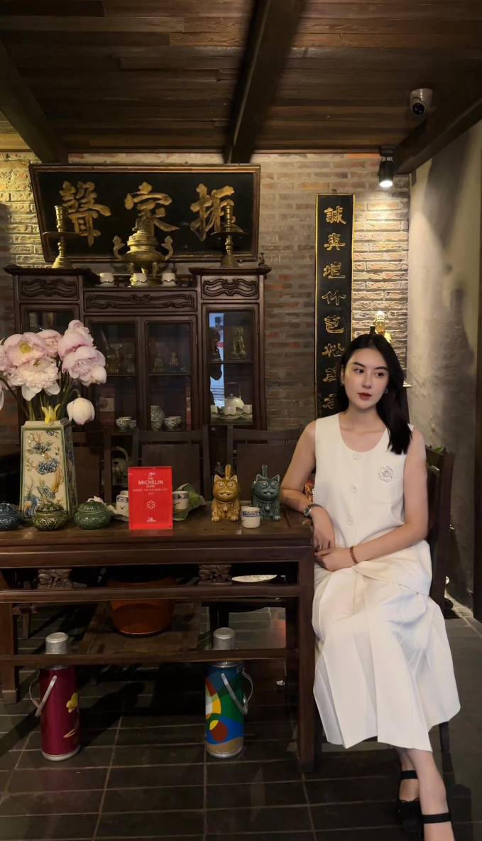 Từ khi rời xa nghệ thuật, Hà Lade trở về với phong cách thời trang tinh gọn, đơn giản. Cô nàng cũng sở hữu cho mình một thương hiệu thời trang riêng.