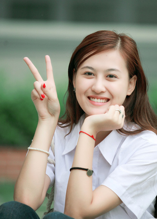 Không chỉ sở hữu gương mặt xinh đẹp, Hà Lade còn có vóc dáng nổi bật với chiều cao 1m75. Nhờ vậy, cô nàng có nhiều cơ hội làm người mẫu ảnh, hoạt động sôi nổi trong lĩnh vực giải trí.