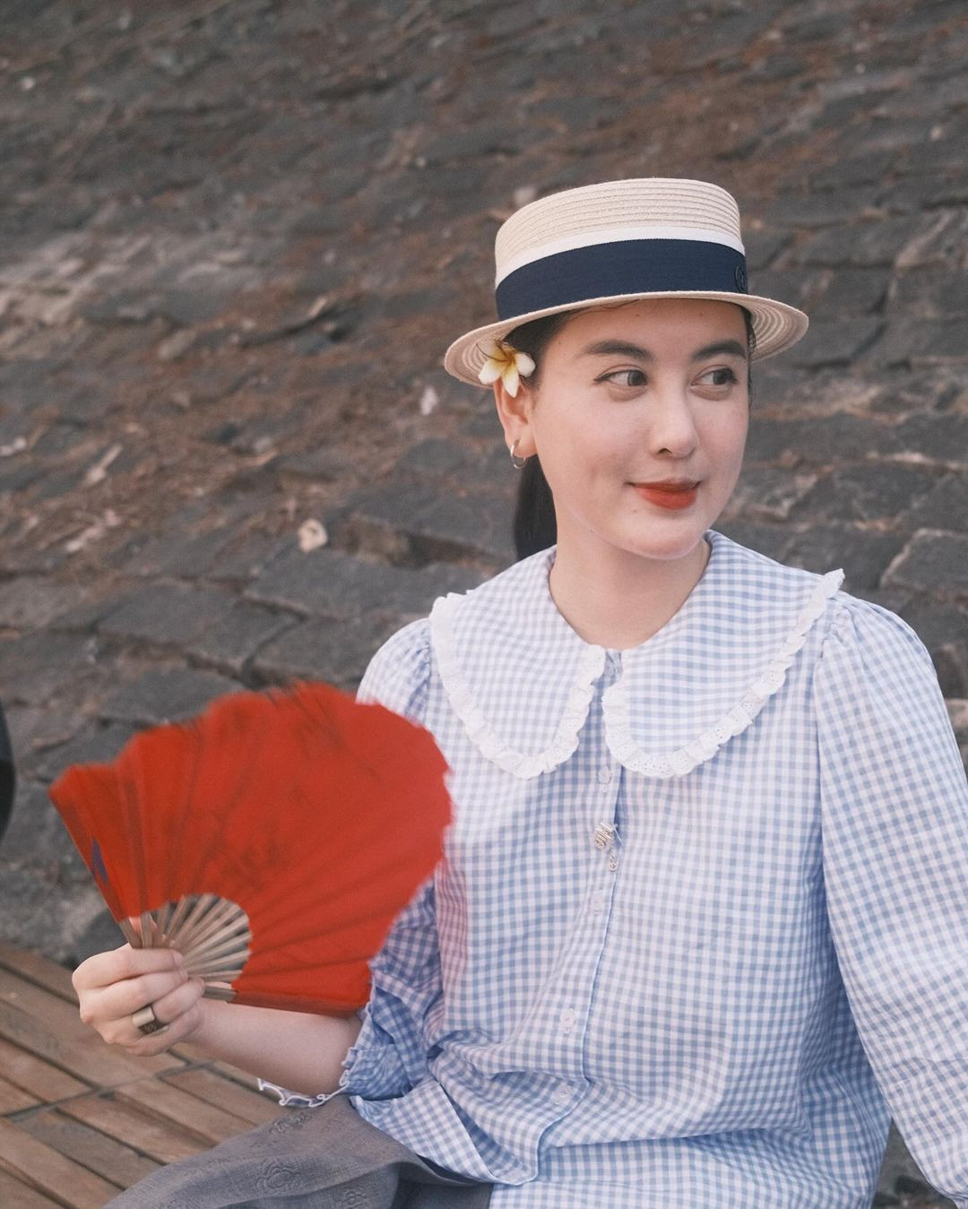 So với thời điểm mới nổi tiếng, Hà Lade hiện tại sở hữu nét đẹp quý cô đằm thắm, sắc nét hơn. (Ảnh: FBNV)