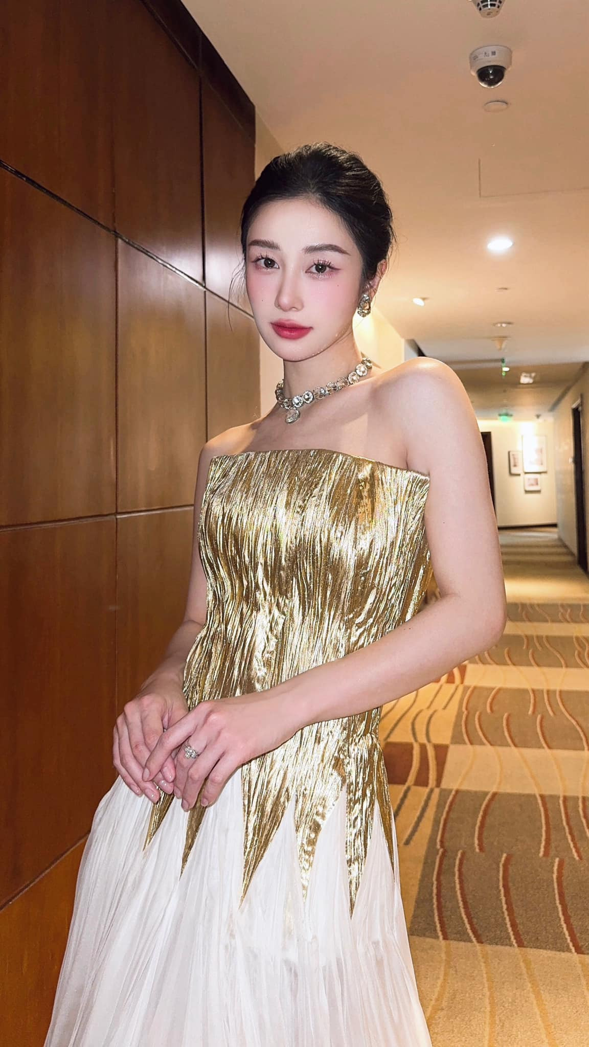 Xuất hiện trong các sự kiện quốc tế hay phỏng vấn, nữ diễn viên không ngần ngại "flex" trình ngoại ngữ của mình khiến nhiều khán giả hâm mộ thích thú "xin vía".