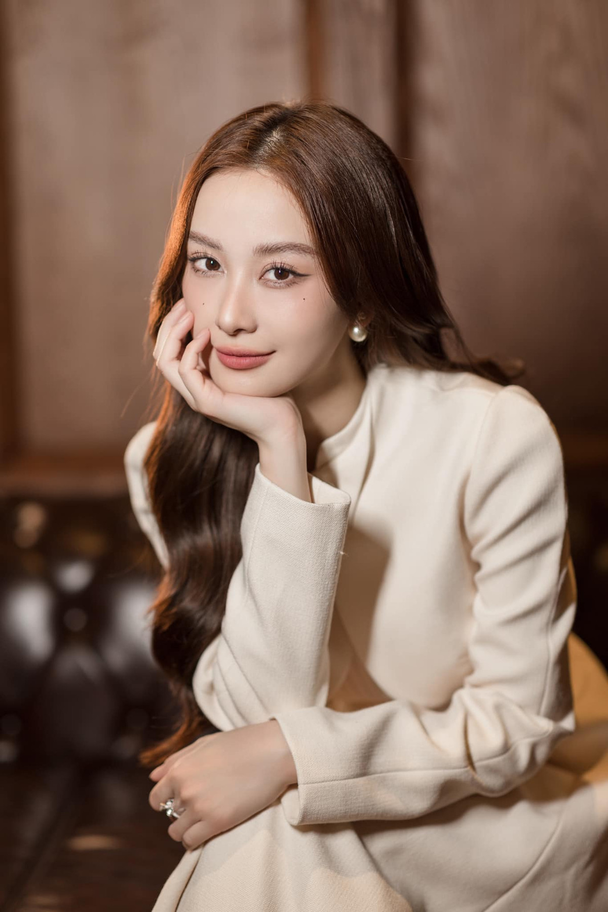 Bên cạnh đó, Jun Vũ cũng được nhiều người hài hước gọi với danh xưng "chiến thần ngôn ngữ" khi có thể sử dụng thành thạo tiếng Việt, tiếng Anh và tiếng Thái.