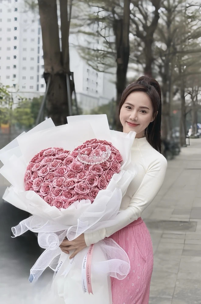 Dù đã trải qua 1 lần sinh nở, Minh Thu vẫn nhận được nhiều lời khen từ khán giả nhờ sắc vóc đẹp và “bắt mắt” từ vóc dáng đến gương mặt sắc sảo.