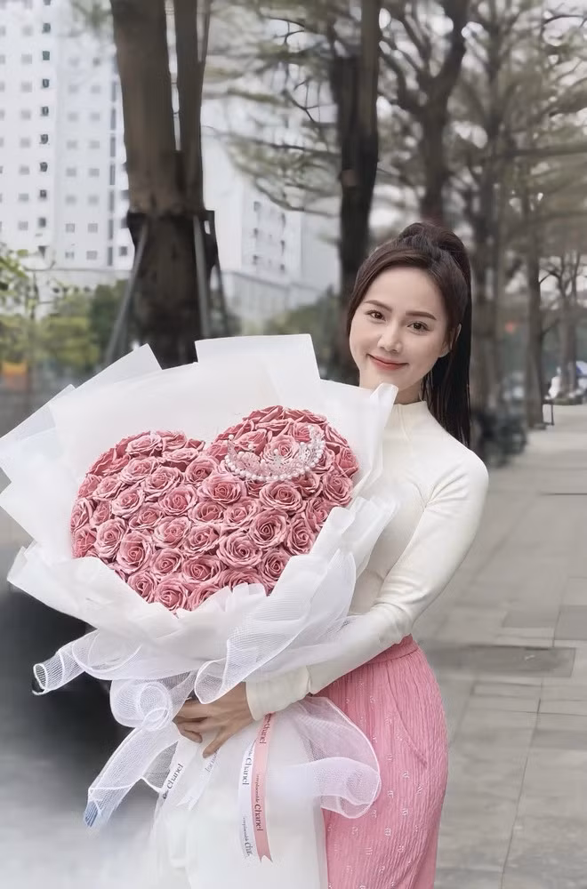 Dù đã trải qua 1 lần sinh nở, Minh Thu vẫn nhận được nhiều lời khen từ khán giả nhờ sắc vóc đẹp và “bắt mắt” từ vóc dáng đến gương mặt sắc sảo.