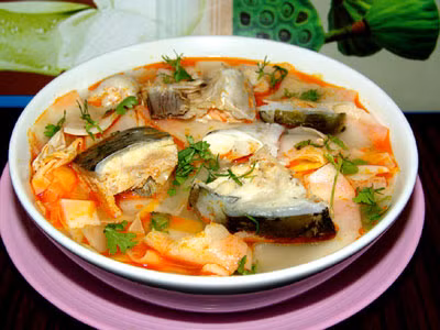 Canh đầu cá hồi nấu măng chua: Cách nấu đầu cá hồi tương tự như các loại cá khác vốn quen thuộc với người Việt Nam như cá diêu hồng, cá trắm… Ngoài măng chua, bạn cũng có thể nấu đầu cá hồi với dọc mùng, dứa như cách nấu canh chua của người miền Nam. 