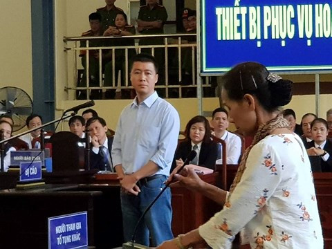 Kháng nghị nêu rõ, đối với việc TAND tỉnh Quảng Ninh giảm thời hạn chấp hành án phạt tù 19 tháng cho phạm nhân Phan Sào Nam, luật quy định phạm nhân có mức án 5 năm, ngoài điều kiện đã chấp hành được 1/3 thời hạn phạt tù và phải có ít nhất sáu tháng hoặc hai quý liền kề thời điểm xét giảm được xếp loại từ khá trở lên. Phan Sào Nam chỉ xếp loại khá quý III/2019, còn quý IV/2019 xếp loại trung bình. 