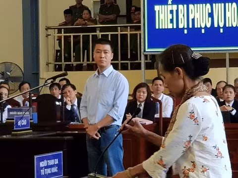 Kháng nghị nêu rõ, đối với việc TAND tỉnh Quảng Ninh giảm thời hạn chấp hành án phạt tù 19 tháng cho phạm nhân Phan Sào Nam, luật quy định phạm nhân có mức án 5 năm, ngoài điều kiện đã chấp hành được 1/3 thời hạn phạt tù và phải có ít nhất sáu tháng hoặc hai quý liền kề thời điểm xét giảm được xếp loại từ khá trở lên. Phan Sào Nam chỉ xếp loại khá quý III/2019, còn quý IV/2019 xếp loại trung bình. 