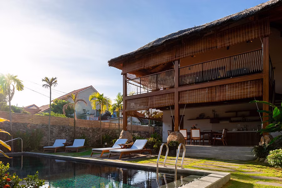 Với sự tham gia của những người thợ thủ công lành nghề và vật liệu địa phương được sử dụng nhiều trong công trình này. Điều này giúp tạo ra sự kết hợp hài hòa giữa công trình với cảnh quan xung quanh. Quan trọng hơn, điều này giúp bảo tồn và phát huy các làng nghề thủ công truyền thống trong thời đại sản xuất công nghiệp ở Việt Nam ngày nay. Ảnh: Vật liệu truyền thống của địa phương được sử dụng nhiều trong công trình. 