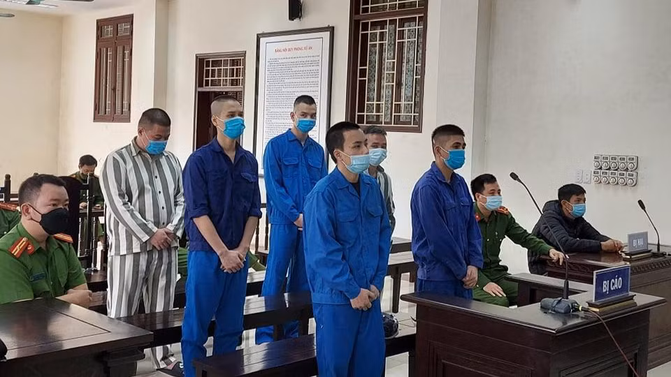 Trước đó, tại phiên toà hình sự sơ thẩm xét xử vụ án "Cố ý gây thương tích" ngày 25/10, bị cáo Bùi Mạnh Tiến cũng nói bố nuôi Đường "Nhuệ" đã bán đứng mình như cách ông trùm xã hội đen Năm Cam bị Hải "bánh" bán đứng ngày xưa để giảm án trong các vụ án có liên quan.