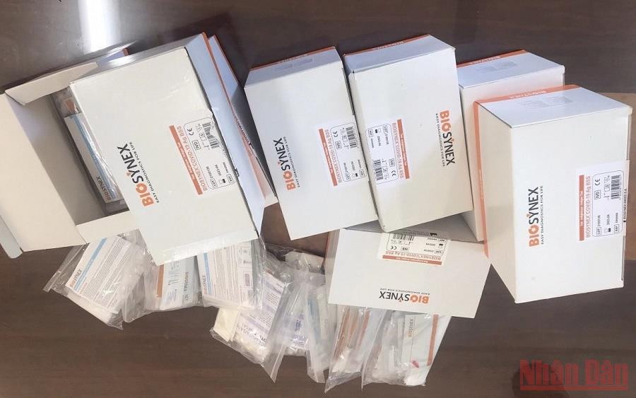  Thu giữ hàng trăm bộ kit test nhanh COVID-19 không rõ nguồn gốc. Ngày 7/11, Công an thành phố Gia Nghĩa, tỉnh Đắk Nông cho biết, đơn vị vừa phát hiện, thu giữ hàng trăm bộ kit test nhanh COVID-19 không có hóa đơn, chứng từ. 14h30 chiều 6/11, cảnh sát phát hiện chị M.T.T sinh năm 1993 đang có hành vi bán 8 hộp với 200 bộ kit test nhanh COVID-19 cho anh H.V.T sinh năm 1997, trú tại huyện Đắk Song, tỉnh Đắk Nông. Chị T không cung cấp được hóa đơn, chứng từ kèm theo số hàng hóa. Công an thành phố Gia Nghĩa đã lập biên bản ghi nhận vụ việc, thu giữ toàn bộ số tang vật để xem xét và xử lý theo quy định.