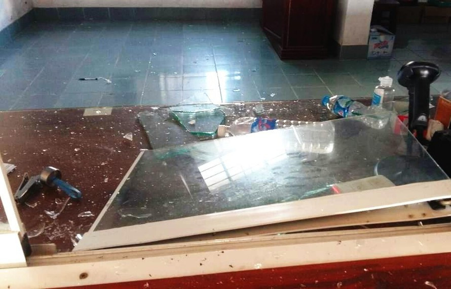  Nhóm thanh niên xông vào trung tâm y tế đập phá tài sản. Ngày 7/11, Công an huyện Phú Lộc (Thừa Thiên Huế) vào cuộc điều tra, làm rõ về một nhóm thanh niên có hành vi hủy hoại tài sản của Trung tâm Y tế Phú Lộc cơ sở Chân Mây. Khoảng 1h sáng 6/11, nhóm thanh niên đưa một người bị thương nhẹ đến cấp cứu tại trung tâm y tế nêu trên. Tuy nhiên, do đang trong thời gian trưng dụng làm khu điều trị bệnh nhân COVID-19, cơ sở y tế này tạm dừng tiếp nhận cấp cứu người bị tai nạn và đã dán thông báo. Khi không thấy bác sĩ tiếp nhận bệnh nhân, nhóm người này đã gây rối, đập phá đồ đạc ở khu cấp cứu.