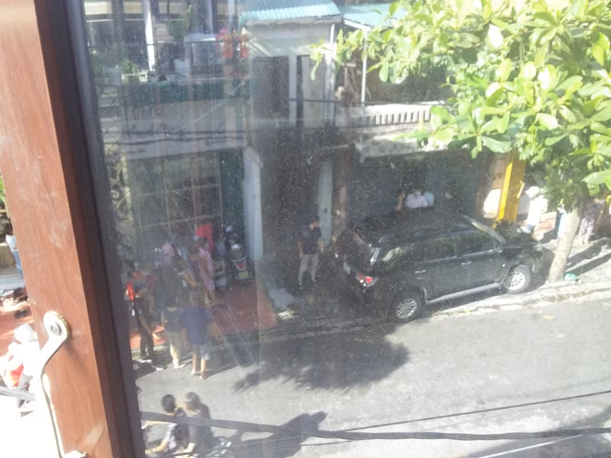 Năng xóa dấu vết hiện trường, vứt thanh gỗ gây án ra sông và điều khiển xe của anh C đến KĐT Kim Văn Kim Lũ, phường Đại Kim, Hoàng Mai, Hà Nội đỗ, khóa cửa xe CX5 bên lề đường rồi bắt taxi về Hải Dương. 