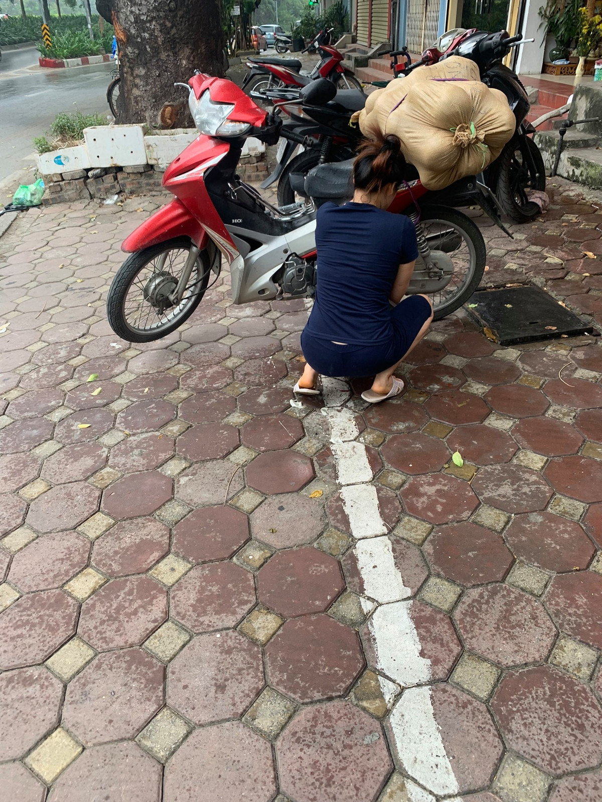 Buoi duoc ban voi gia 9.000 dong/qua khien chi em mua vai chuc qua 1 lan an khong chan-Hinh-6