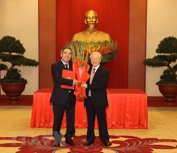 Su nghiep nguyen Truong ban Kinh te Trung uong Nguyen Van Binh truoc khi nghi huu