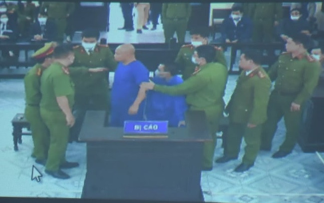 Bị cáo Quách Việt Cường giúp Đường nhận báo ca và thu tiền báo ca hơn 288 triệu đồng; Ninh Đức Lợi giúp Đường nhận báo ca và thu tiền báo ca hơn 1,9 tỷ đồng; Lương Trung Thái (em cùng mẹ khác cha với Đường) không biết nội dung Đường cưỡng đoạt tiền của các chủ cơ sở dịch vụ nên đã giúp Đường nhận báo ca và thu tiền báo ca hơn 339 triệu đồng. Số tiền trên, Cường, Lợi, Thái đều giao lại cho Phạm Văn Úy, Úy kiểm đếm và mang về cho Đường.