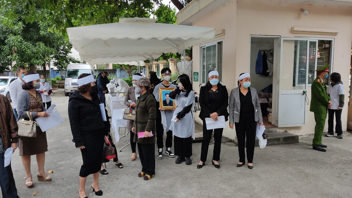 Xet xu Cao Tai Nang: Gia dinh bi hai deo khan tang, mang di anh den toa